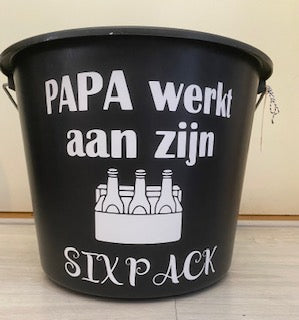 papa werkt aan zijn sixpack