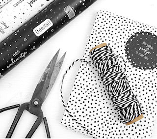 cadeaupapier wit met zwarte dots