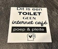 tegel dit is een toilet geen internet cafe poep en pleite